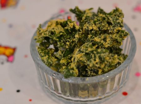 Dehydrated Vegan Cheese and Onion Kale Chips Recipe