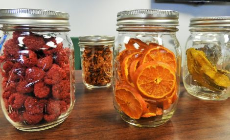 dehydrated oranges in mason jars